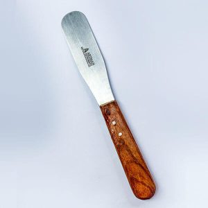 Espátula con mango de madera